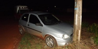 Condutora de veículo perde o controle e bate em poste em Rolim de Moura