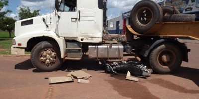 Rolim De Moura - Carreta e motocicleta se envolvem em acidente no bairro Jardim Tropical.