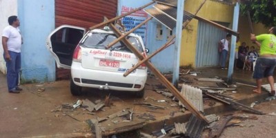 Porto Velho - Após acidente, táxista atropela homem e invade igreja -