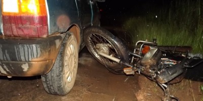 Rolim De Moura - Carro arrasta moto na RO 010.