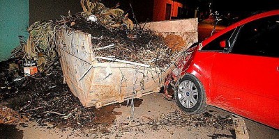  Porto Velho - Motorista bate em caçamba de entulho estacionada  