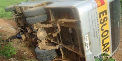 CACAULÂNDIA - MAIS UM ACIDENTE ENVOLVENDO ÔNIBUS ESCOLAR EM CACAULÂNDIA