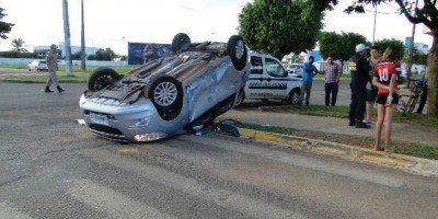 Vilhena - APÓS COLISÃO CARRO CAPOTA NA BR-174