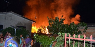 Ji-Paraná – Incêndio destrói residência no Bairro Jardim Presidencial III