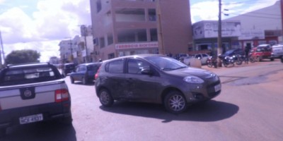 Rolim de Moura – Dois carros se envolvem em acidente na Rotatória