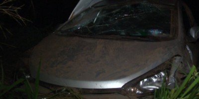 Rolim de Moura – Motorista de carro perde o controle da direção, sai da via e bate em barranco, o veículo ficou sozinho a margem da rodovia.