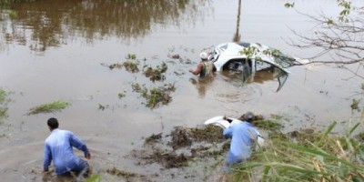 Condutora de Ji-Paraná perde controle de veículo, cai em lago e mobiliza populares, Bombeiros e PRF a sua procura na BR-364