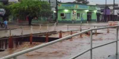 Rolim de Moura - Forte chuva causa alagamentos em várias áreas do município
