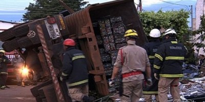 Goiânia - Caminhão tomba em cima de carro e mata rondonienses em Goiânia