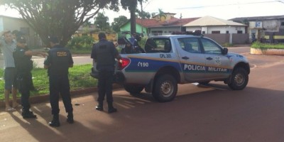 Rolim de Moura – Motocicleta bate na traseira de caminhonete no bairro Beira Rio.