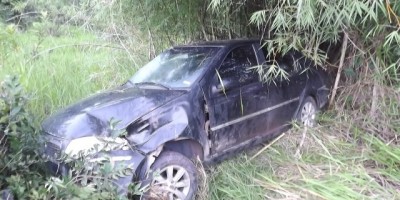 Rolim de Moura -  Condutor de veículo bate em buraco, perde o controle e capota.