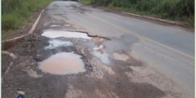 RO 383 entre Rolim de Moura e Santa Luzia Coloca usuários em risco por causa dos buracos e da má conservação.