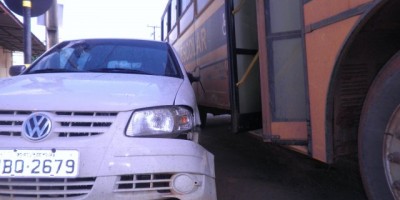 Rolim de Moura - Ônibus Escolar e automóvel se envolvem em acidente de trânsito