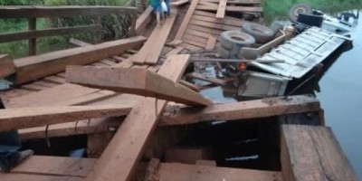 SÃO MIGUEL - São Miguel do Guaporé - Na BR-429 ponte não suporta peso e desaba com caminhão 