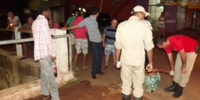 Rolim de Moura - Mulher tenta se jogar dentro de córrego, mas é impedida pelos Bombeiros.