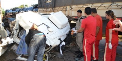 BR 364 - Grave acidente envolvendo cinco carretas na BR-364 deixa uma vítima fatal - Fotos