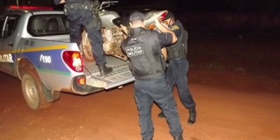Rolim de Moura –  Motocicleta furtada é recuperada pela PM/ Dois homens são detidos com parangas de droga