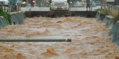 Rolim de Moura – Forte chuva na cidade gera pontos de alagamento