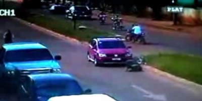 Vilhena -CÂMERA FLAGRA MOMENTO EM QUE CRIANÇA É ATINGIDA POR CARRO AO TENTAR CRUZAR AVENIDA; VÍDEO