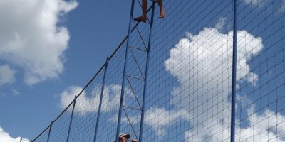 Rolim de Moura –  Jovem ameaça se jogar de estrutura de campo de futebol