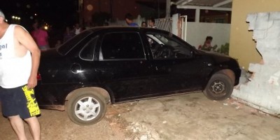 Rolim de Moura – Condutor de automóvel se choca contra um muro de uma residência