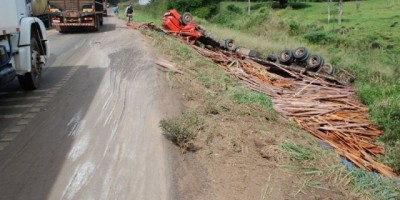 BR 364 - Motorista fica ferido após tombar carreta em ribanceira na BR-364