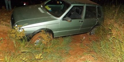Rolim de Moura – Condutor perde o controle de carro e vai parar dentro de bueiro