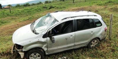 Vilhena – taxi capota com 4 passageiros na RO-435