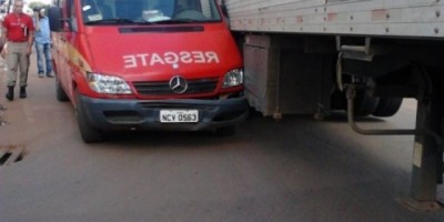 Rolim de Moura –  Carreteiro desrespeita sinal de trânsito e colide em viatura do Corpo de Bombeiros