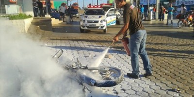 Ji-Paraná –Mulher apanha de namorado e se vinga ateando fogo na motocicleta dele - VIDEO