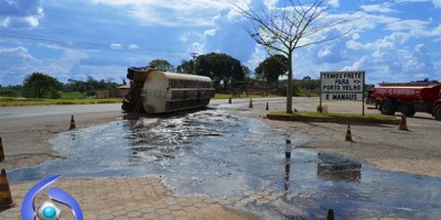 Ji-Paraná – Caminhão de lixo provoca capotamento de reboque de carreta na BR-364 - Fotos e Vídeo