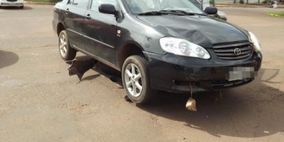 Rolim De Moura –  Após acidente moto vai parar embaixo de carro