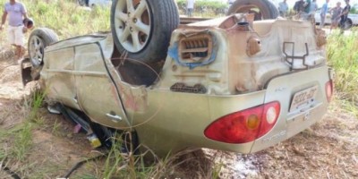 Seringueiras - Corolla capota várias vezes e deixa 7 pessoas feridas na BR-429
