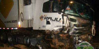 Rondônia - Trator na BR 364 causa acidente envolvendo ônibus lotado e carreta - Fotos