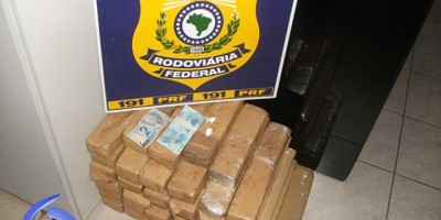 Ji-Paraná – PRF apreende quase 50 kg de maconha dentro de porta malas de veículo
