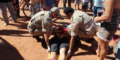 Rolim de Moura – Acidente de trânsito entre um carro e uma moto no cruzamento da Rua Açaí com Av. Vitória 