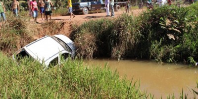 Rolim de Moura – Motorista capota carro e cai dentro de um bueiro próximo ao Bairro Bom Jardim