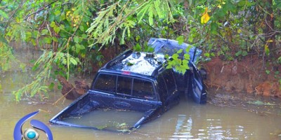 Ji-Paraná – Caminhonete sai da pista e cai dentro de Igarapé na BR-364