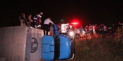 PORTO VELHO - Motorista embriagado fica entalado em caminhão após tombar na BR-364