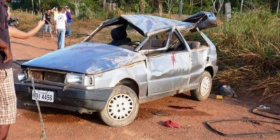 Seringueiras -Fiat Uno perde a direção, capota e deixa três mortos na linha 108 em Seringueiras.