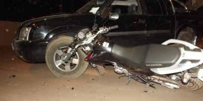 Rolim de Moura –  Motociclista bate na lateral de uma caminhonete no centro da cidade