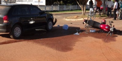 Rolim de Moura –  Motociclista bate em carro no cruzamento da Rua Barão de Melgaço com Avenida Macapá