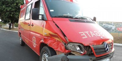 Vilhena - Carro rodopia após bater em ambulância do Corpo de Bombeiros