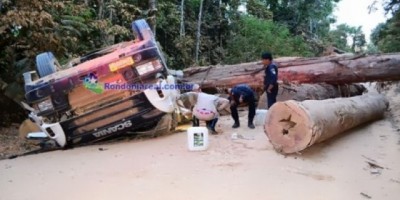 Cujubim - Motorista morre preso às ferragens ao capotar carreta carregada de madeira (VÍDEO)