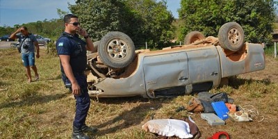 Ji-Paraná – Motorista passa direto em curva e duas pessoas ficam feridas