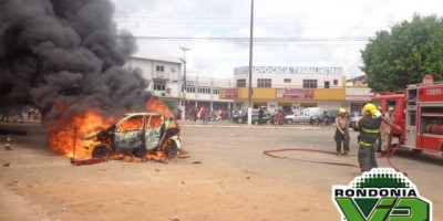 PORTO VELHO - Carro pega fogo durante conserto em loja de som