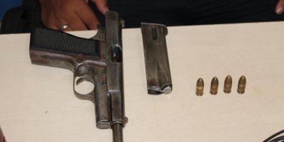 Rolim de Moura – Homem ameaça matar ex-mulher, tenta fugir de policiais e é detido com arma de fogo e vários produtos possivelmente furtados