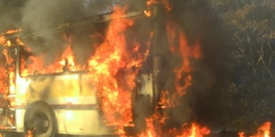 BR 364 - Ônibus que transportava alunos da rede pública de Jaru pega fogo na BR-364