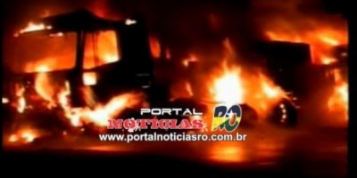 BR 364 - Carreta carregada de carne pega fogo na BR 364 entre Cacoal e Pimenta Bueno