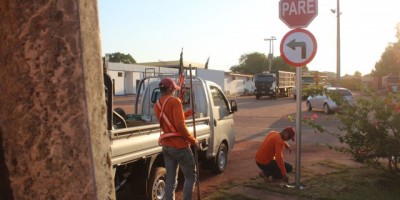 Rolim de Moura – Placas estão de acordo com o Conselho Nacional de Trânsito 